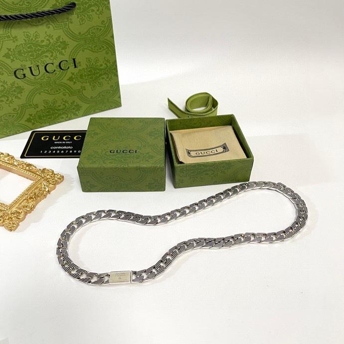 G*u*i necklaces